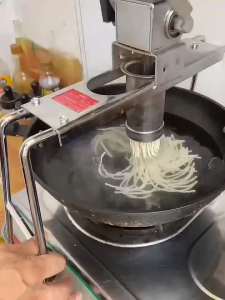 (แบบ 7 หัว) เครื่องทำเส้นพาสต้า เส้นบะหมี่ เส้นราเมน ใช้ทำเส้นบะหมี่เส้นกลม เส้นสปาเก็ตตี้ มักกะโรนี เส้นโซบะ เส้นโซเมน