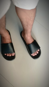 Sandal Slip On Pria Motif Hitam Polos