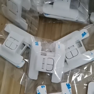 BABYY Kunci Pengaman Pintu Kulkas Multifungsi Adhesive Lock 2 PCS - BB7