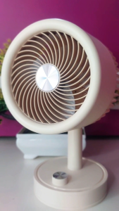 Basike พัดลมตั้งโต๊ะ ชาร์จ USB พัดลมเทอร์โบ แบบตั้งโต๊ะ สะดวกต่อการใช้งาน แบตเตอรี่ในตัว พัดลมพกพา ปรับ 90 ° ปุ่มหมุน ใช้ได้ หอพัก ห้องนั่งเล่น ห้องนอน สำนักงาน รถยนต์