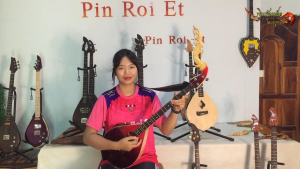 พิณโปร่งไฟฟ้าไม้เมเปิ้ลทำสีแดงดำด้านหน้า ด้านหลังเคลือบเงา บอร์ดไม้แต้ดำ 3 สาย 15 เฟรต รุ่นมาตรฐาน