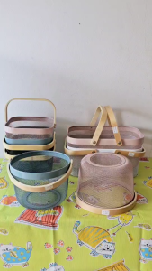 ตะกร้าญี่ปุ่น ตะกร้าเหล็กเคลือบ ตะกร้าอเนกประสงค์ ตะกร้า (หูจับไม้) (หนา สไตล์มินิมอล) ขนาด กลม26/จตุรัส25*25/ผืนผ้า25*40 ซม.(ตราTK)