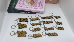 Gantungan Kunci Custom Nama Timbul: Hadiah & Souvenir Wedding