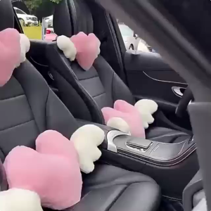 Sandaran kepala dan bantal leher berbentuk cinta di dalam mobil
