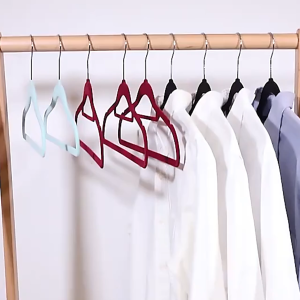 Naju ไม้แขวนเสื้อกำมะหยี่ ไม้แขวนหุ้มกำมะหยี่ ไม้แขวนเสื้อกันลื่น ยกแพ็ค 10ชิ้น หนังกำมะหยี่กันลื่น สำหรับแขวนเสื้อเชิ้ต สูท