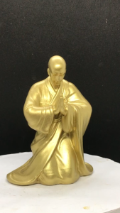 Tượng nhà sư bái phật dáng quỳ  cao 13.2cm chất liệu Đá đúc (-Nhiều màu sắc). Trang trí trên ô tô tiểu cảnh bonsai ghép lũa để bàn trà phòng khách bàn làm việc…