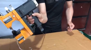 จักรเย็บผ้าไฟฟ้า ปรับความยาวตะเข็บได้ จักรเย็บผ้าไฟฟ้า มาพร้อมด้าย 3 ม้วน กำลังไฟ 210 วัตต์ พกพาสะดวก เหมาะสำหรับใช้ในบ้าน