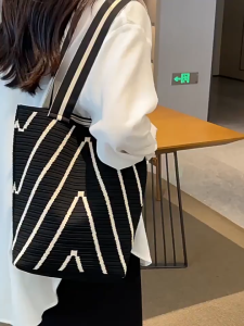 กระเป๋าไหมพรม (รุ่นผ้าหนา) สะพายไหล่ ใบใหญ่ จุของได้เยอะ ผ้าหนา ใส่ของอยู่ทรงไม่ยาน