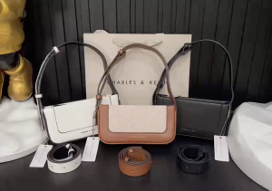 Túi C N K Kẹp Nách Đeo Chéo Gọn Xinh Size 20cm (Auth Tuồn)