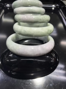 กำไลหยกเจไดต์ ท้องปลิง โทนเขียวแอปเปิ้ลอ่อน โทนเขียวอ่อน ไซส์55-64