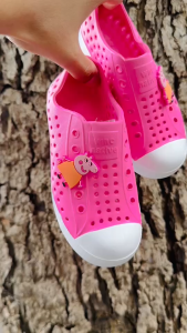 รองเท้ายาง EVA ไซส์ 26-35 สีชมพู-ขาว สำหรับเด็กทุกวัย กันน้ำกันลื่น แถมตัวการ์ตูน สินค้าพร้อมส่งในไทย