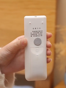 4 ตะขอแม่เหล็กที่แข็งแกร่งสำหรับรีโมทคอนโทรล / ผู้ถือแม่เหล็กติดผนัง / สติกเกอร์แม่เหล็กป้องกันการสูญเสีย / ตู้เย็นสติกเกอร์เก็บตะขอ