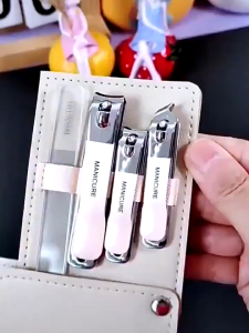 กรรไกรตัดเล็บแบบไล่สี ชุด 4 ชิ้น กระเป๋าหมุนได้ กรรไกรตัดเล็บ กรรไกรตัดเล็บชุดกรรไกรตัดเล็บเฉียงขนาดใหญ่และขนาดเล็ก