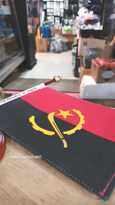ธง The Republic of Angola แองโกลา ธงเดี่ยว ธงตั้งโต๊ะ ขนาด 14×20cm เสาขนาด เส้นผ่านศูนย์กลาง 7.5cm สูง 35cm