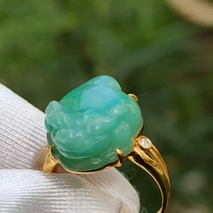 Special Offer - Green Natural Type A Jadeite Jade crafted as Three Legs Toad set on 18k gold with diamonds as a ring with certificate weigh 3.75 grams measurement 16.2 * 12.6 * 6.8 mm (18kring21)