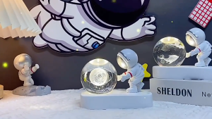 NEWMINE CN สร้างสรรค์นักบินอวกาศ S Tarry Sky ลูกแก้วโคมไฟกลางคืนขนาดเล็กสก์ท็อปส่องสว่างตกแต่งบรรยากาศแสงเครื่องประดับ