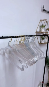 BLUE WHALE ไม้แขวนเสื้อพลาสติกแบบใส กันลื่น สีโปร่งใส ประดับลายกลิตเตอร์ สีสันน่ารัก ชุด1510 ชิ้น / ขนาด 40*22 cm