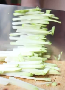 四川特产榨菜气味鲜香咸辣适中 SICHUAN SALTED VEGETABLE100g （包装不定）