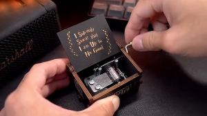 [พร้อมส่ง] วินเทจ ทำจากไม้สวยงามประณีต มือหมุน กล่องดนตรีงานฝีมือในบ้านของขวัญเด็ก