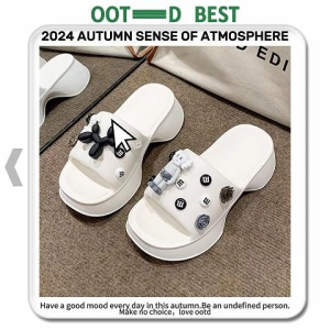 Sheii มาใหม่ รองเท้าแตะแฟชั่น มาพร้อมตัวติดการ์ตูนสุดน่ารัก ใส่ได้กับทุกชุดเลยน้า พื้นยางนิ่ม น้ำหนักเบาใส่แล้วไม่เจ็บเท้า ราคาถูก รีบตำก่อนของหมด