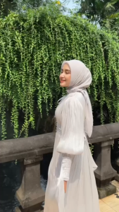 Gamis Shimer Tangan Manset: Pilihan Modis untuk Wanita Muslimah