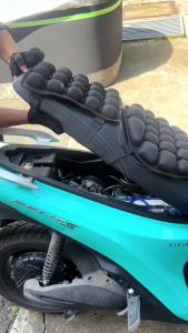 Đệm Lót Yên Xe Máy Có Bơm Loại Xịn – Đệm Yên Giảm Sốc Mềm Đàn Hồi Thoáng Khí Giảm Mệt Mỏi Thông Dụng Bốn Mùa Giải Tỏa Căng Thẳng Đi Xe Đường Dài Đi Phượt Tặng Kèm Ống Bơm Hơi