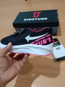 KIDZTUBS Sepatu Sekolah Anak Perempuan Warna Hitam Ping Murah Gratis Kaos Kaki Perekat Umur 6-10 Tahun -Sepatu1926082024