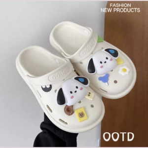 DMshoes จัดส่งในไทย รองเท้าแตะยางแฟชั่น ทรงหัวโตสุดฮิตแต่รุ่นนี้ไม่สูง ใส่ง่ายสบายเท้ากว่า วัสดุนิ่มเบาใส่สบายเท้า สีสันสดใสมีให้เลือกกัน 4 สี และยังแถมฟรีตัวติดเซ็ทน้องหมาไปให้เลย 1 ชุด