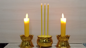 ธูปเทียนled สีเหลือง ธูปเทียนไฟฟ้า ฟรีแถมถ่าน 3A เปลวไฟขยับได้ วางบูชาหิ้งพระ
