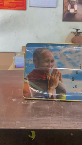 Tranh gắn đồng hồ Mã Đáo Thành Công loại để bàn chất liệu in gỗ tráng gương bọc viền