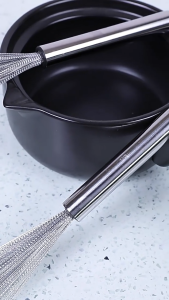 แปรงขัดหม้อ กระทะ จาน ชาม ทำจากเหล็กกว้าไร้สนิม แข็งแรง ขจัดคราบฝังแน่นได้เป็นอย่างดี ด้ามจับมีรูสำหรับแขวน