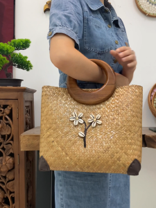 กระเป๋าสานกระจู กระเป๋าถือ มี 2 สี สินค้าทำมือ ที่จับไม้แบบพกพา ของที่ระลึก ของขวัญ ถุงฟางสาน