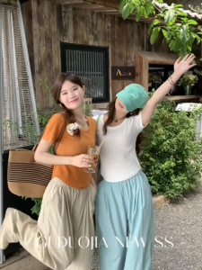 YODO(1000)เสื้อสั้น 6สี สีพื้นเข้ารุ่น ทรงดียืดหยุ่น ผ้าฝ้ายดูผอม เสื้อยืดขอu พร้อมส่งในไทย