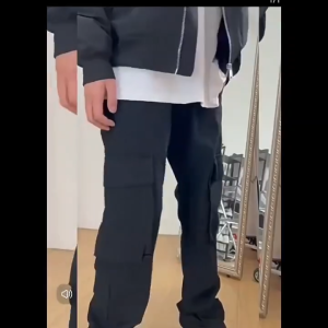 กางเกงยีนส์ผู้ชายกางเกงยีนส์ทรงหลวมฤดูร้อนประดับกระเป๋ามีสไตล์จัดส่งจากกรุงเทพ