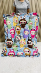 ที่นอนอนุบาล99 ลายน่ารัก พกพาสะดวก แบบติดตีนตุ๊กแก มีสายสะพายเป็นแบบตีนตุกแก สะพายได้ และพกพาไปโรงเรียนสะดวกสบายมากๆ