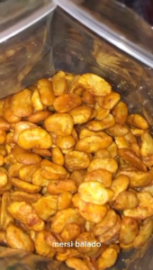 KACANG MERSI 230 GR DAN 500GR / KORO KUPAS BALADO DAN ORI\\n\\n Apa itu Kacang Mersi?\\n\\nKacang Mersi adalah produk kacang yang populer di Indonesia, tersedia dalam dua varian: Kacang Mersi Kupas Ori dan Kacang Mersi Kupas Balado. Kacang Mersi adalah kacang yang telah dikupas dan diproses untuk memberikan rasa yang unik dan lezat.\\n\\n Kacang Mersi Kupas Ori\\n\\nKacang Mersi Kupas Ori adalah varian kacang yang tidak memiliki tambahan bumbu atau rempah-rempah. Kacang ini memiliki tekstur yang renyah dan rasa yang khas dari kacang mentah. Kacang Mersi Kupas Ori dapat dinikmati sebagai camilan atau digunakan dalam berbagai masakan.\\n\\n Kacang Mersi Kupas Balado\\n\\nKacang Mersi Kupas Balado adalah varian kacang yang telah diberi bumbu balado. Bumbu balado memberikan rasa pedas dan manis yang unik pada kacang ini. Kacang Mersi Kupas Balado cocok dinikmati sebagai camilan atau digunakan dalam berbagai masakan.\\n\\n Cara Menggunakan Kacang Mersi\\n\\nKacang Mersi dapat digunakan dalam berbagai cara, baik sebagai camilan atau sebagai bahan dalam masakan. Berikut adalah beberapa cara menggunakan Kacang Mersi:\\n\\n Kacang Mersi 230 GR\\n\\nKacang Mersi 230 GR adalah varian kacang yang tersedia dalam kemasan berukuran 230 gram. Kacang ini cocok untuk dinikmati sebagai camilan atau digunakan dalam masakan dalam jumlah kecil.\\n\\n Kacang Mersi 500 GR\\n\\nKacang Mersi 500 GR adalah varian kacang yang tersedia dalam kemasan berukuran 500 gram. Kacang ini cocok untuk dinikmati sebagai camilan atau digunakan dalam masakan dalam jumlah besar.\\n\\n Penyajian Kacang Mersi\\n\\nBerikut adalah beberapa cara penyajian Kacang Mersi:\\n\\n Penyajian Kacang Mersi Kupas Ori\\n\\nKacang Mersi Kupas Ori dapat dinikmati sebagai camilan langsung dari kemasan atau digunakan dalam berbagai masakan. Berikut adalah beberapa cara penyajian Kacang Mersi Kupas Ori:\\n\\n- Dimakan langsung sebagai camilan\\n- Digunakan sebagai bahan dalam masakan seperti salad, sup, atau hidangan utama\\n\\n Penyajian Kacang Mersi Kupas Balado\\n\\nKacang Mersi Kupas Balado dapat dinikmati sebagai camilan langsung dari kemasan atau digunakan dalam berbagai masakan. Berikut adalah beberapa cara penyajian Kacang Mersi Kupas Balado:\\n\\n- Dimakan langsung sebagai camilan\\n- Digunakan sebagai bahan dalam masakan seperti nasi goreng, ayam goreng, atau hidangan utama lainnya\n}