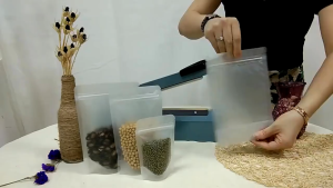 ถุงซิปพลาสิก ขุ่นตั้งได้ (เเพ็ค 50 ใบ) ถุงขนม ซองขนม ซองพลาสติกขุ่นมีซิป ตั้งได้  ถุงซิปใส่ขนม ถุงซิปพลาสติกกันน้ำใส่อาหาร ใส่ข้าวสาร หน่วยเป็นซม