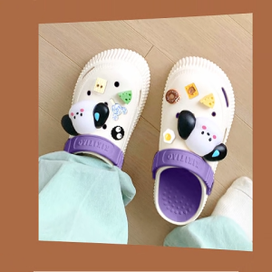 NDDshop สินค้าพร้อมจัดส่ง รองเท้าแตะแฟชั่นสำหรับผู้หญิง พื้นนิ่ม วัสดุยางอย่างดี มีสายรัดส้น ใส่แบบรัดหรือไม่รัดก็ได้น้า มีตัวติดการ์ตูนแถมให้ด้วยคุ้มมาก คุณภาพคือเกินราคาสุดๆ มี 5 สีให้เลือก จัดเลย