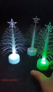 Cây thông Noel cỡ Mini kèm đèn led phát sáng cây thông đã gồm pin đi kèm.