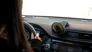 F402 พัดลม USB สำหรับรถยนต์ 360 องศา ปรับแรงลม 12V 1.4 เมตร พลาสติกแข็งแรง พร้อมช่องระบายอากาศ