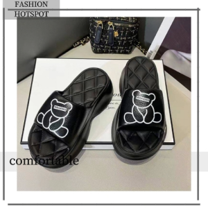 Wulove ใหม่ รองเท้าแตะแฟชั่นเอาใจสาวๆสายหวาน ทรงสวมสกรีนลายน้องหมีสุดน่ารัก ตัวพื้นดีเทลมาดูดีมาก เป็นฟิลลายคล้ายหนัง วัสดุใช้เป็นยางใส่สบายเท้าทนทานเลย