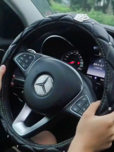 Bọc Vô Lăng Da Đính Đá Cao Cấp Hoa TràNơ Kích Thước 38cm Hình Tròn Phù Hợp Với Nhiều Loại Xe 4-7 Chỗ Hiện Nay