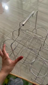 Khay xách ly Inox 201 loại dày vuông khoảng cách rộng rãi có thể mang đi cùng lúc 6 chiếc nước rất nhẹ nhàng và nhanh.