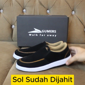 SEPATU SLIP ON PRIA CASUAL GUMERS HITAM SOL SUDAH DIJAHIT. SNEAKERS SLIP ON LAKI LAKI.SEPATU SANTAISEPATU KERJA