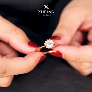 Xuping Cincin Wanita Kasual Motif Bunga Cantik 0121230036