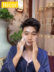 Mens facial cleanser with oil control and moisturizing properties deep cleansing of pores and acne 150g gentle and not tight温和不紧绷Mudah dan tidak ketat