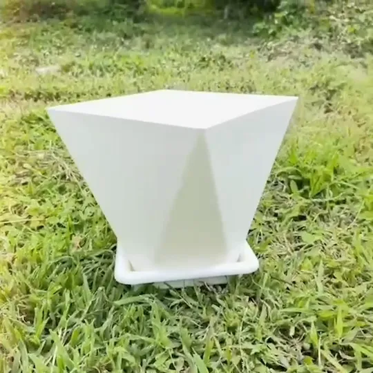 กระถางต้นไม้พลาสติกทรงเพชร ขนาด 9 นิ้ว สีขาว