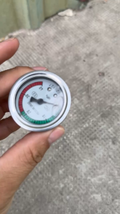 Đồng hồ đo áp lựcchân ren 16mm. Dùng thay thế cho máy rửa xe mini - phụ kiện máy rửa xe cao áp