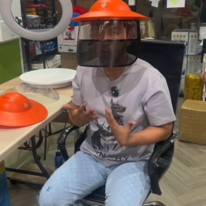 หมวกตาข่าย หมวกใส กันกระเด็น  รุ่นใหม่ กันแดดได้ดีกว่ารุ่นเก่า เบาสบาย หน้าหมวกกว้าง กันฝนได้ มีช่องระบายอากาศได้ดีมาก ใส่แล้วไม่ร้อน