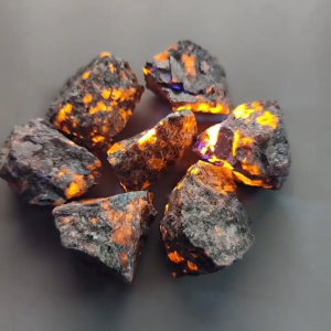 batu Alam Yooperlites Flamestone natural original Terang Bersinar Di Bawah UV Poles Batu Batu Api Fluorescent Sodalite Batu Dekorasi Rumah